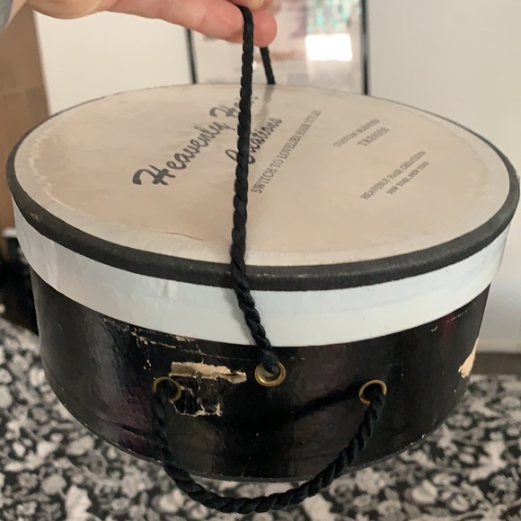 Vintage 1950s velvet pillbox hat w/ veil & hatbox - Picture 8 of 8